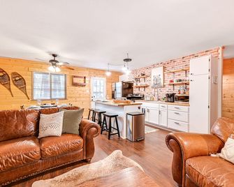 Forest Views and Fire Pit Cozy Pine Cabin - Pine - Sala de estar