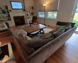 Extended Stay Four Bedroom Charming House on 4 Acres Near Elon & Burlington NC - Elon - Living room