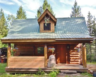 Violet Cabin -10 min from xcountry ski trails - Salmon Arm - Gebäude