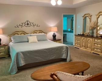Lovely home, peaceful country setting. Short drive to all KC area offers - Grain Valley - Bedroom