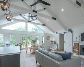 Hamptons Cottage - Refined Living, Light-Filled - Даббо