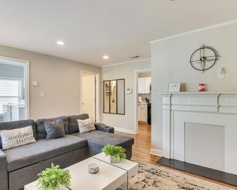 2 Mi to Uptown Charlotte: Home w/ Large Yard! - Charlotte - Living room