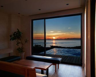 Private Villa with Pool and Sunset in Kochi - Aki