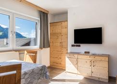 Apartment Prapoz Typ C2 with Mountain View, Wi-Fi & Balcony - Ortisei - Dining room
