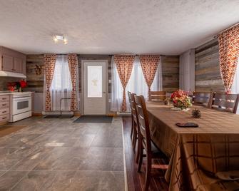 Chalet four seasons in the heart of nature. - Saint-Gabriel-de-Brandon - Dining room