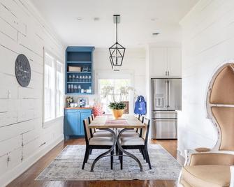 Dip into the pool & cozy up to the fire pit | Sleeps 6 | Kobza Haus - Round Top - Dining room