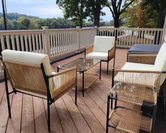 Shepherd Homestead on 20+ Acres, Close to Everything - Union - Balcony