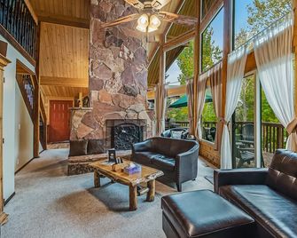 Cozy Bear Lake Hideaway already decorated for the holidays - Garden City - Living room