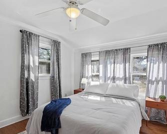 Relax In Raleigh - Room for Friends & Family! - Raleigh - Bedroom