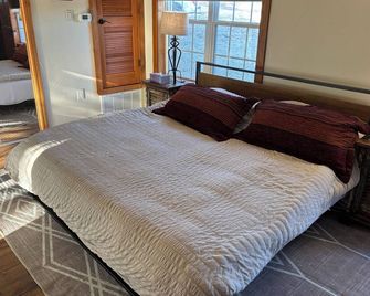 Live Oak Annex - a charming 1-bedroom cabin at a ranch in Lampasas, Texas - Lampasas - Habitación