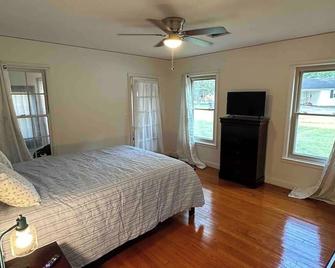 Cute 2 bed 1 bath home that sleeps 7 in a quiet neighborhood. - Brinkley - Bedroom