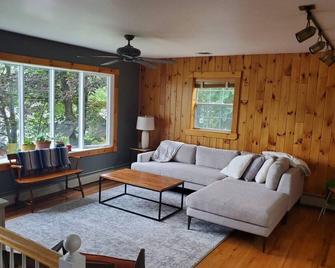 Lakefront Retreat Perfect for Families & Groups - Newton - Wohnzimmer