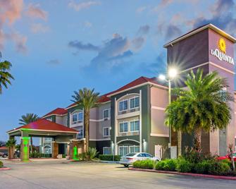 La Quinta Inn & Suites by Wyndham Winnie - Winnie - Building