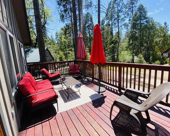 Beautiful newer Cabin In The West Village-WiFi/Walk to shops & restaurants - Shaver Lake - Balcony