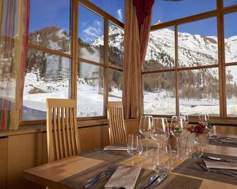 Blu Hotel Senales Zirm-Cristal - Senales - Restaurant