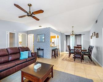 BR Tropical Oasis in Port St Lucie - River Park - Living room