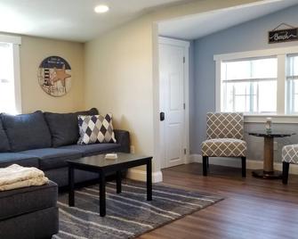 Beautiful Beach House, Green Harbor Marshfield! Steps To Beach, Dead End Street! - Marshfield - Sala de estar