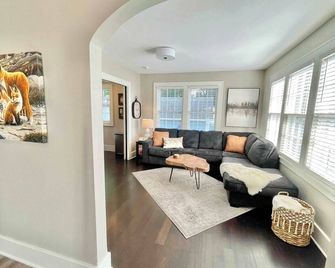 Walk Downtown & River Stylish Cozy Stay w Huge Porch - Saint Charles