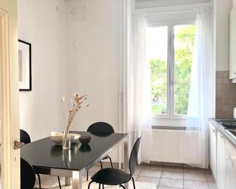 Montreux Luxury Suite - مونتروي - غرفة طعام