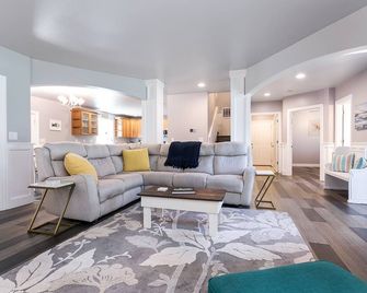 Luxury, large family oceanside community home on Birch Bay with beach access - Blaine - Huiskamer