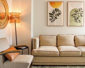Douglas on Third Corner Suite: Adorable Apartment on 3rd St., Downtown - McMinnville - Living room