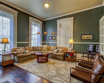 Historic Home w/ Pool & Hot Tub / Walk to Main St! - Hamilton - Sala de estar