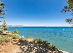 Cabinlicious! Extra fun 70's Tahoe Retreat elite neighborhood a block to beach - Tahoe City - Пляж