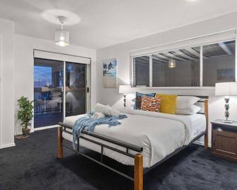 Haze18 - Sunny Shorefront Retreat Uninterrupted Ocean Views - Quinns Rocks - Bedroom