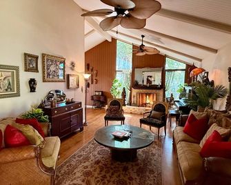 Luxurious Tropical Retreat w/ Pool and Hot Tub - San Diego - Sala de estar