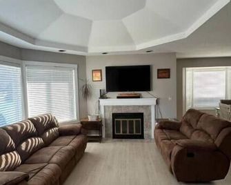 Fully accessible 3 bed 2 bath entire suite! - Penticton - Sala de estar