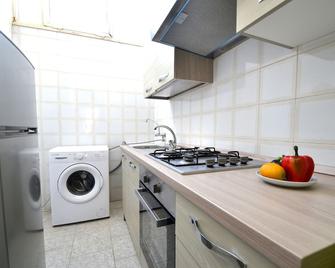 Holiday Apartment 'Ll84 Casa Vacanze Per 5 Pax Luce' with Air Conditioning - Roca Vecchia - Cucina