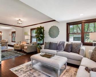 50 step to the Heart of Wayzata - Wayzata - Living room