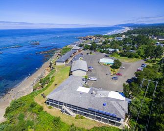 Clarion Inn Surfrider Resort - Depoe Bay - Beach