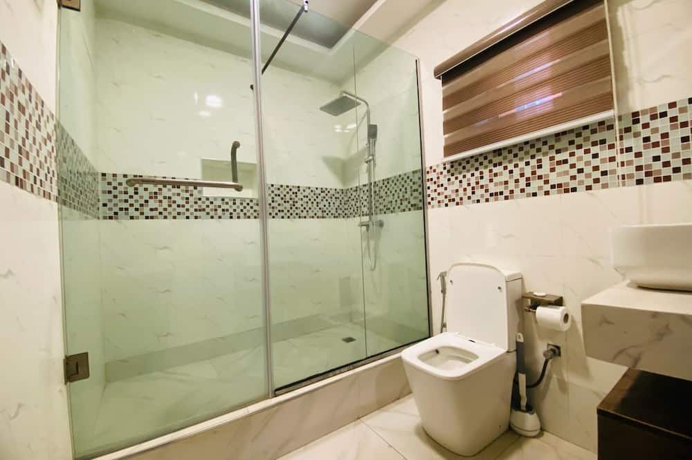 Presken Hotel Victoria Island, Bishop Oluwole