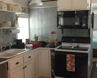 Tiny house with full-size amenities tucked away in the countryside - Sulphur - Cocina