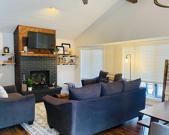 Crooked Lake Escape - Crivitz - Living room
