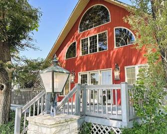 Red Haven Retreat - County Lake & Park - Marion - Edificio