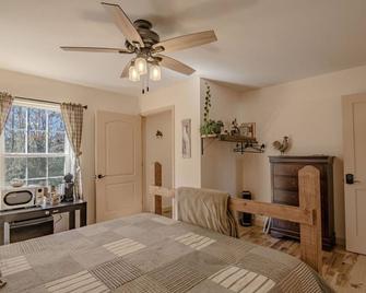 The Inn at Beulah Farm - The Coop - Whitley City - Bedroom
