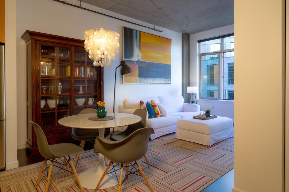 1 Bedroom + 1 Flex Room / 1 Bathroom w/ EV Charger - פורטלנד - חדר אוכל