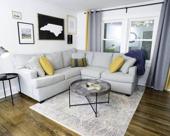 Cottage with hot tub, fire pit, game room/theater - Candler - Olohuone