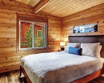 Snug Harbor Resort and Marina - One Bedroom Waterfront Cabin Handicap Access - Friday Harbor - Bedroom