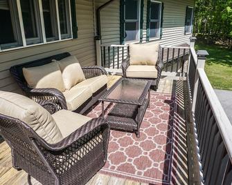 Luxury Upstate NY Home on 5 Acres w/ Hot Tub. Great for Families & Groups - Rhinebeck - Balcony