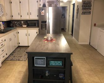 Awesome 3 Bd Lake House On Johnsons Pond - Coventry - Kitchen