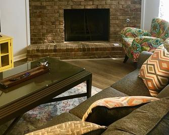 LRAFB Cozy CrashPad 1.5 m from back gate of Air Base! - Sherwood - Living room