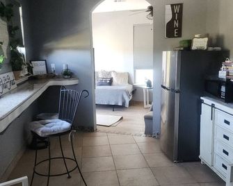 Charming cottage in Cypress with lake view ,WiFi, AC and relaxing outdoor patio. - Cypress - Kitchen