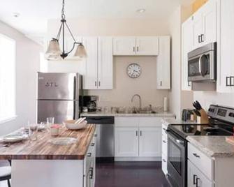 STL's 'The Hill' NBHD. Where Italian is everything. Clean & cozy 1st fl apt - San Luis - Cocina