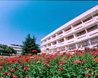 Hotel Compass - אלבנה - בניין