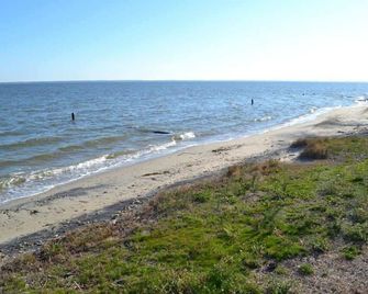 Retro Retreat w/ Beaches, Pool + Tennis + Firepit - Montross - Playa