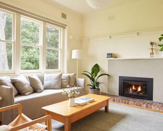 Yarra Valley Vineyard Cottage - premier location with spectacular views. - Yering - Living room