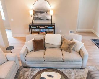 'The Graduate' is a carefully curated custom built home steps from downtown Bowling Green - Bowling Green - Living room